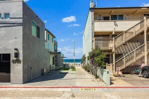 Exterior - Shoreline Hideaway Coastal Comfort Meets San Diego Cool—Steps from the Ocean. Stunning Views (San Diego)