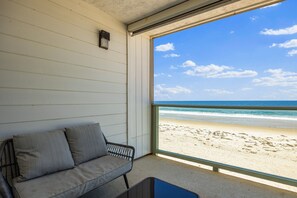 På stranden