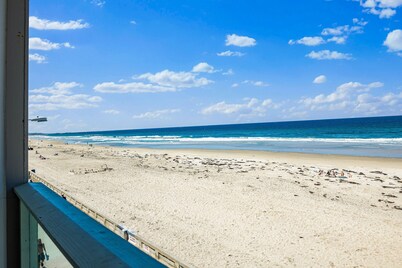 Shoreline Hideaway Coastal Comfort Meets San Diego Cool—Steps from the Ocean. Stunning Views