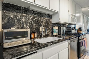 冷蔵庫、電子レンジ、オーブン、コンロ