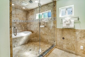 Ducha, secador de pelo, toallas