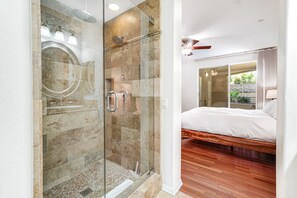 Chuveiro, secador de cabelo, toalhas de banho 