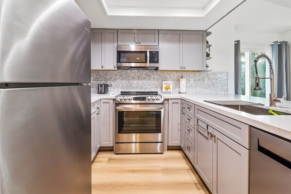 Réfrigérateur, four à micro-ondes, un four, surface de cuisson