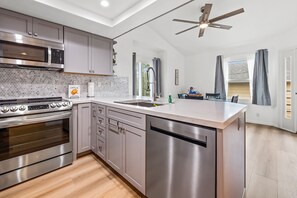 Réfrigérateur, four à micro-ondes, un four, surface de cuisson