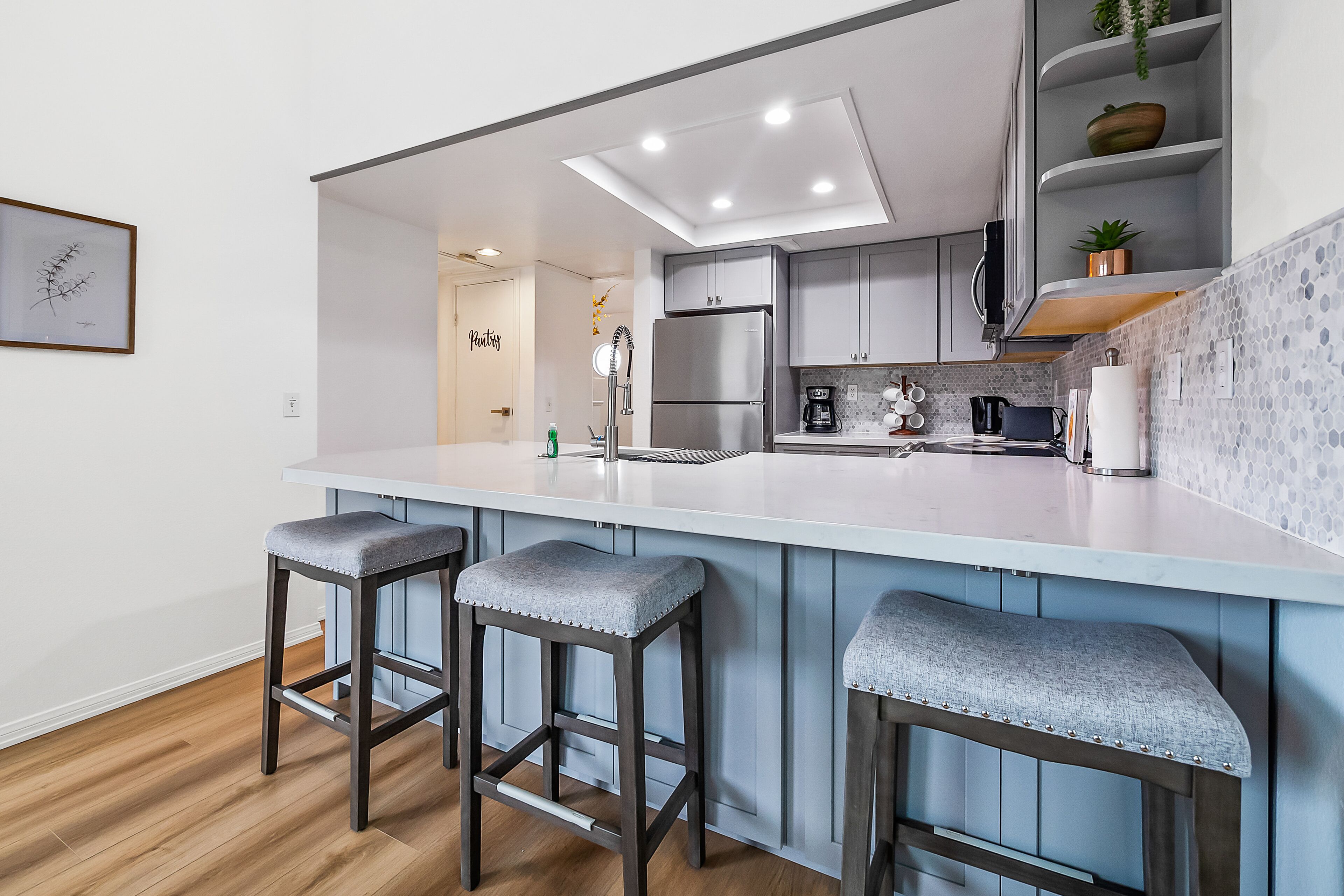 Een koelkast, een microgolfoven, een oven, een kookplaat