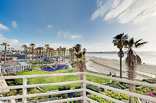 Imperial Beach Club Unit 303 Oceanfront condo, direct beach access, pool, hot tub, & private balcony