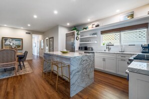 Réfrigérateur, four à micro-ondes, un four, surface de cuisson