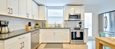 冷蔵庫、電子レンジ、オーブン、コンロ