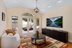 Fernseher, Kamin, Bücher