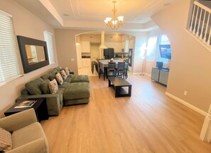 Téléviseur connecté, livres, bureau