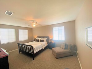 3 chambres, bureau, fer et planche à repasser, accès au Wi-Fi (inclus)