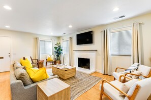 Smart TV, table tennis