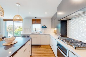 Réfrigérateur, four à micro-ondes, un four, surface de cuisson