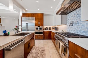 ثلاجة، ميكروويف، فرن، موقد طهي مسطح