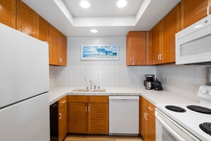 Kjøleskap, mikrobølgeovn, ovn og kokeplater