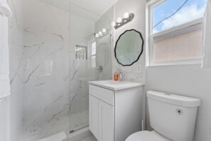 Dusche, Haartrockner, Handtücher