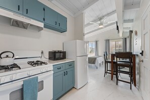 Réfrigérateur, four à micro-ondes, un four, surface de cuisson