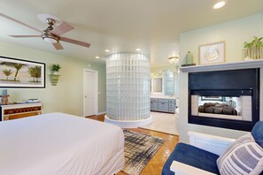3 bedrooms, desk, iron/ironing board, free WiFi