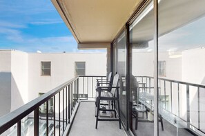 Property grounds - Seaside Serenity Haven Fully remodeled condo in the village w/ocean view balcony - 30-Night Minimum (La Jolla)