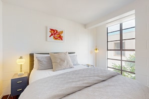 2 bedrooms, desk, iron/ironing board, internet