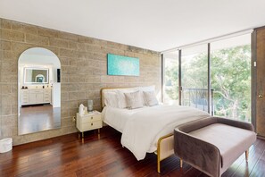 2 bedrooms, desk, iron/ironing board, Internet - Seaside Serenity Haven Fully remodeled condo in the village w/ocean view balcony - 30-Night Minimum (La Jolla)