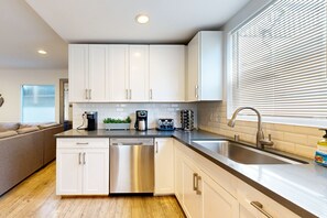 Een koelkast, een microgolfoven, een oven, een kookplaat