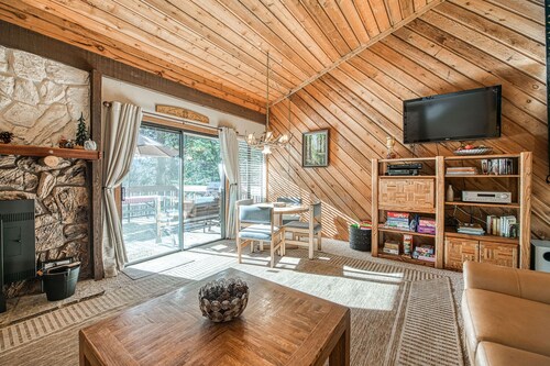 Comfy condo with Mountain View’s and big deck