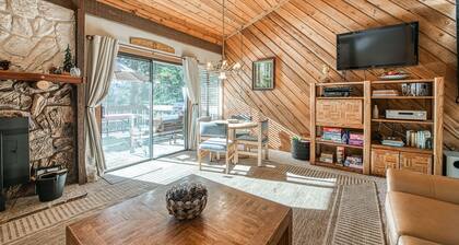 Comfy condo with Mountain View’s and big deck