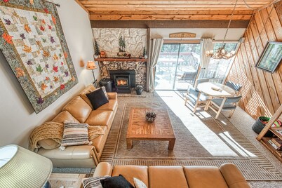 Comfy condo with Mountain View’s and big deck