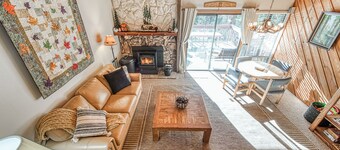 Comfy condo with Mountain View’s and big deck