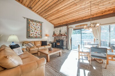 Comfy condo with Mountain View’s and big deck