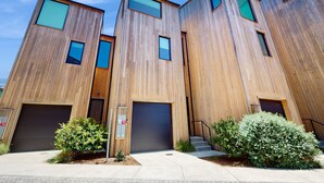 Um edifício moderno com um design angular único, com grandes janelas e telhado plano.