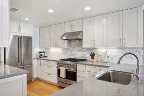 Fridge, microwave, oven, stovetop - Escape to Neptune Beachfront (La Jolla)