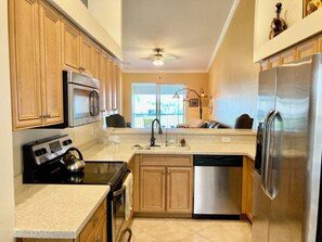 Kjøleskap, mikrobølgeovn, ovn og kokeplater