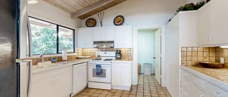 Réfrigérateur, four à micro-ondes, un four, surface de cuisson