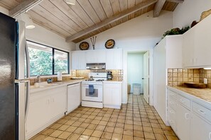 Réfrigérateur, four à micro-ondes, un four, surface de cuisson