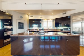 Réfrigérateur, four à micro-ondes, un four, surface de cuisson