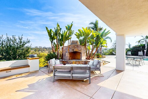 Canyon Paradise Spacious & Luxurious Retreat w/Unforgettable Views, Private Pool-close to Hiking