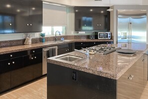 雪櫃、微波爐、焗爐、爐具