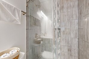 Douche, sèche-cheveux, serviettes fournies