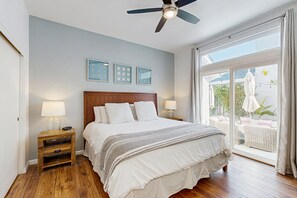 2 habitaciones, escritorio y tabla de planchar con plancha 