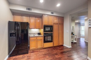 Réfrigérateur, four à micro-ondes, un four, surface de cuisson