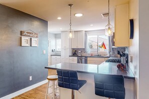 冰箱、微波炉、烤箱、炉灶