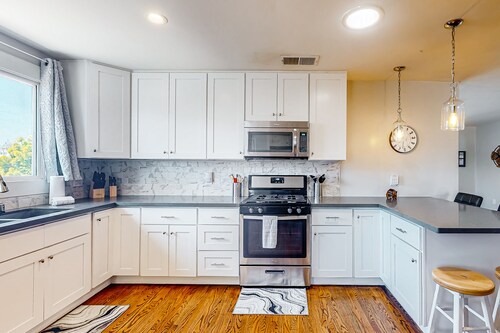 Carthage Corner Sunny home near eateries and shops with private pool, updated kitchen, patio