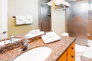 Ducha, secador de pelo, toallas
