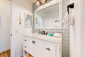 Hair dryer, towels - Pacific Street Hideaway Unit 2 (Oceanside)