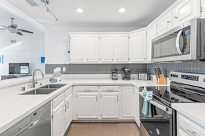 Réfrigérateur, four à micro-ondes, un four, surface de cuisson