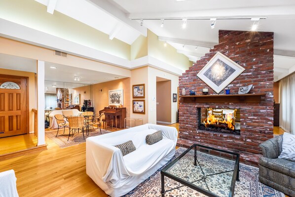 TV, fireplace
