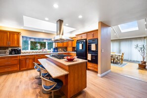 Fridge, microwave, oven, stovetop - Sunny Dream Home away from home - With Private Pool & Close to the beach (La Jolla)