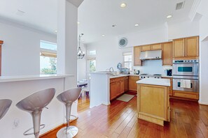 Réfrigérateur, four à micro-ondes, un four, surface de cuisson